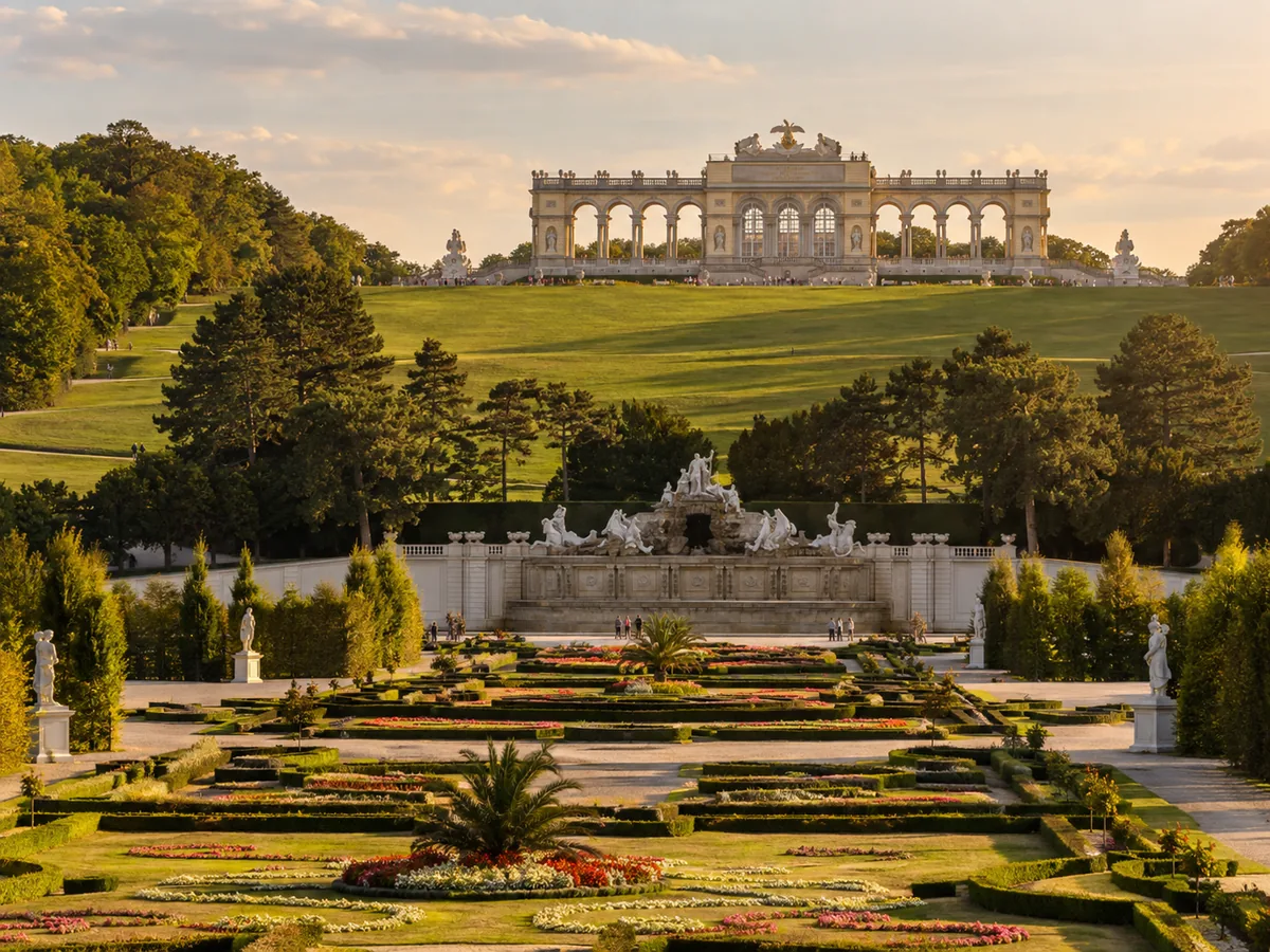 Die Gloriette von Schloss Schönbrunn auf der Anhöhe über dem barocken Schlossgarten